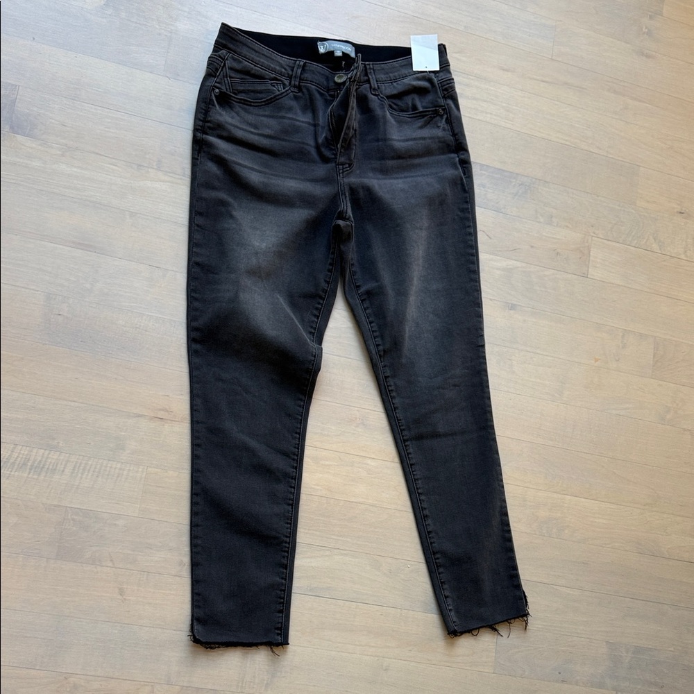 NWT Wit & Wisdom grey/black frayed skinny jeans